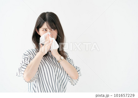 鼻をかむ女性 アレルギー 鼻をかむ女性 アレルギー 101657229