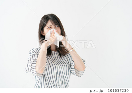 鼻をかむ女性　アレルギー 101657230