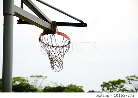 屋外にあるバスケットコートのゴール 101657272
