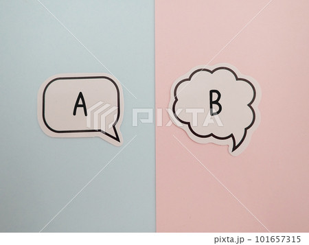 吹き出しにAとBの文字、AかBか　選択肢 101657315
