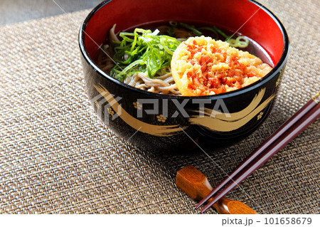 年越しそばと茶色の箸置きと箸 101658679