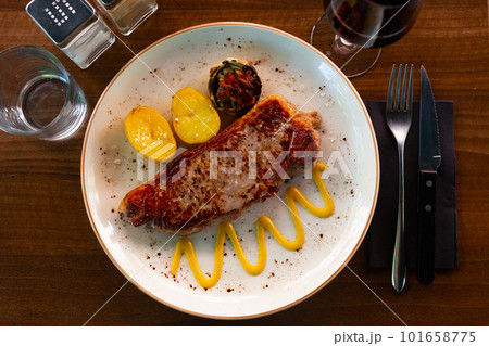 Fried piece of beef with potato and vegetables 101658775