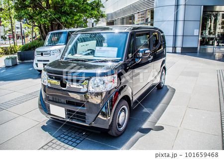 ショールームに展示された黒い軽自動車 101659468