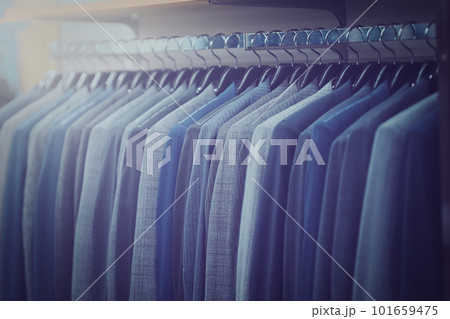 紳士服とハンガー 101659475