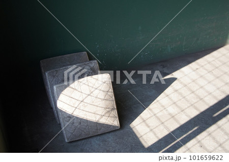 野球の試合に使用される設営前のベース 野球の試合に使用される設営前のベース 101659622