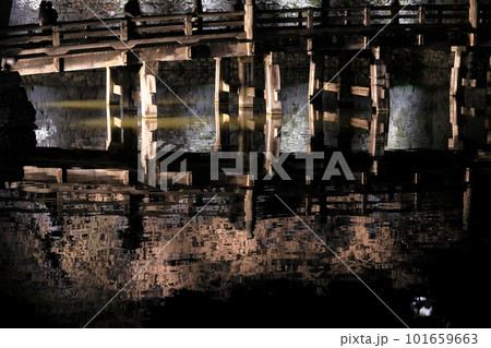 水面に映る彦根城大手門橋 水面に映る彦根城大手門橋 101659663