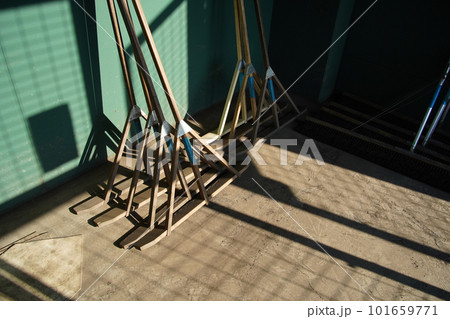 野球のグランド整備に使われるトンボやコートブラシ 野球のグランド整備に使われるトンボやコートブラシ 101659771