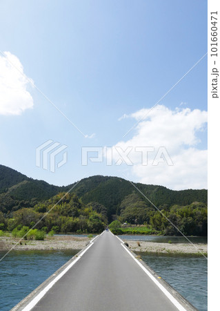 四万十川に架かる佐田沈下橋　高知県 101660471