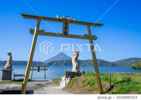 《鹿児島県》黄金の鳥居と池田湖と開聞岳 101660503