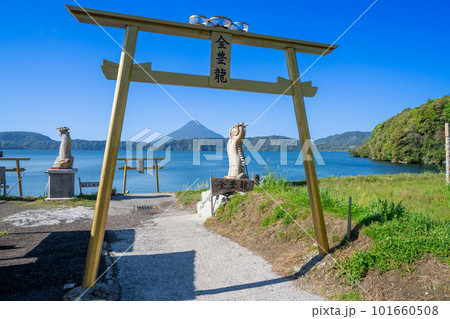 《鹿児島県》黄金の鳥居と池田湖と開聞岳 《鹿児島県》黄金の鳥居と池田湖と開聞岳 101660508