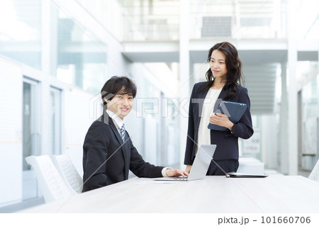 働く男女のポートレート 101660706