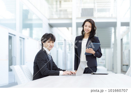 働く男女のポートレート 101660707