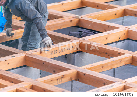 建築現場 職人 木造 土台 根太 建築現場 職人 木造 土台 根太 101661808