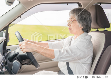 自動車の運転をする笑顔の高齢者ドライバーの女性 101661956