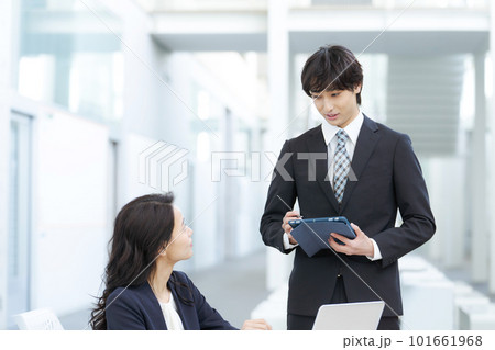 オフィスで働く人達のポートレート 101661968