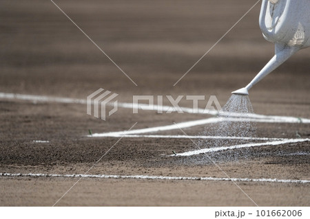 野球の試合前のグランドでバッターボックスにジョウロで散水する整備員 野球の試合前のグランドでバッターボックスにジョウロで散水する整備員 101662006