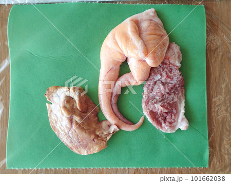 ヒラメの卵巣、肝、胃袋をグリーンパーチで包む 101662038