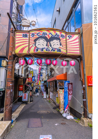 日本の東京都市景観 三軒茶屋駅すぐの飲み屋街「すずらん通」などを望む 101662561