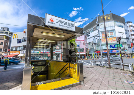 日本の東京都市景観 三軒茶屋駅世田谷通り口や大山道道標などを望む 101662921