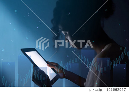 タブレットを操作する女性 タブレットを操作する女性 101662927