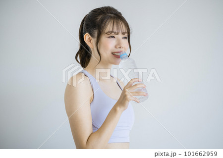 水を飲む若い女性 フィットネスイメージ 水を飲む若い女性 フィットネスイメージ 101662959