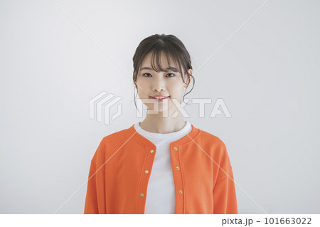 カメラ目線の若い女性 101663022