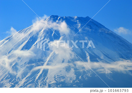 早春の朝に精進湖より望む富士山頂 早春の朝に精進湖より望む富士山頂 101663793