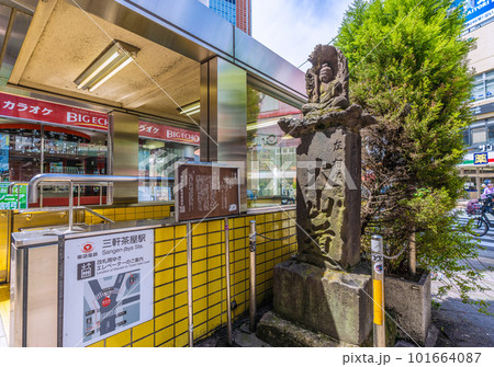 日本の東京都市景観 三軒茶屋駅世田谷通り口や大山道道標などを望む 101664087