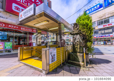 日本の東京都市景観 三軒茶屋駅世田谷通り口や大山道道標などを望む 日本の東京都市景観 三軒茶屋駅世田谷通り口や大山道道標などを望む 101664090
