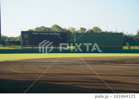 野球場の試合前のまっさらなグランドとスコアボード 野球場の試合前のまっさらなグランドとスコアボード 101664125