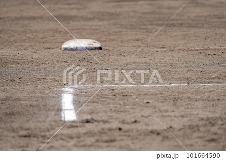 野球場の内野グランドの3塁ベースとコーチャーズボックス 野球場の内野グランドの3塁ベースとコーチャーズボックス 101664590
