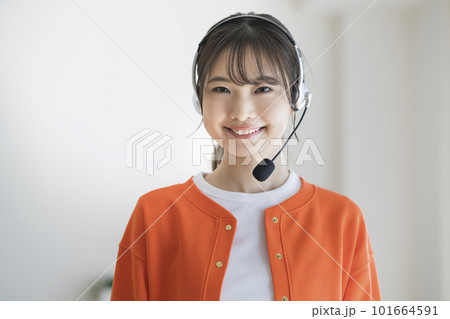 ヘッドセットをつけたカメラ目線の若い女性 ヘッドセットをつけたカメラ目線の若い女性 101664591