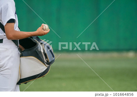 野球の試合前のシートノック中に選手からボールを渡されるノックを打つ前の監督コーチの手元 101664856