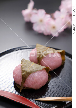 黒い皿にのった桜餅 101665106