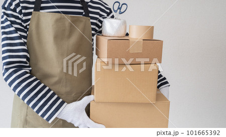 ダンボールを持つエプロン姿の男性|引越し・片づけ・断捨離 イメージ ダンボールを持つエプロン姿の男性|引越し・片づけ・断捨離 イメージ 101665392