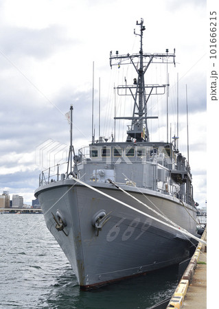 春の北海道函館市函館港西ふ頭に停泊中の海上自衛隊の艦船の風景を撮影 101666215