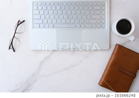 ノートパソコンでデスクワーク中のイメージ ノートパソコンでデスクワーク中のイメージ 101666248