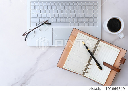 ノートパソコンでデスクワーク中のイメージ 101666249