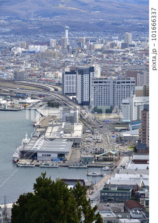 春の北海道函館市函館港ベイエリアの風景を函館山から撮影 101666337