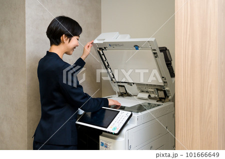 コピー機を使う女性 101666649