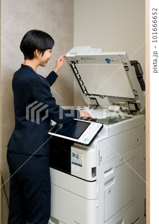 コピー機を使う女性 101666652