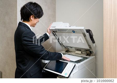 コピーをとるビジネスマン 101666662