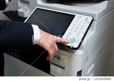 コピー機を操作する手元 コピー機を操作する手元 101666666