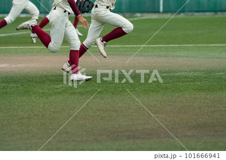 野球試合が開始され後攻チームの選手が守りにつくためにダッシュしていくところ 野球試合が開始され後攻チームの選手が守りにつくためにダッシュしていくところ 101666941