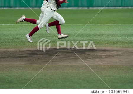 野球試合が開始され後攻チームの選手が守りにつくためにダッシュしていくところ 野球試合が開始され後攻チームの選手が守りにつくためにダッシュしていくところ 101666945