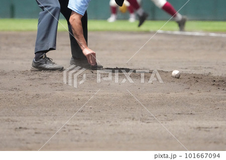 野球の試合中の攻守交代時にマウンドのピッチャープレートをきれいにする審判の手元 野球の試合中の攻守交代時にマウンドのピッチャープレートをきれいにする審判の手元 101667094