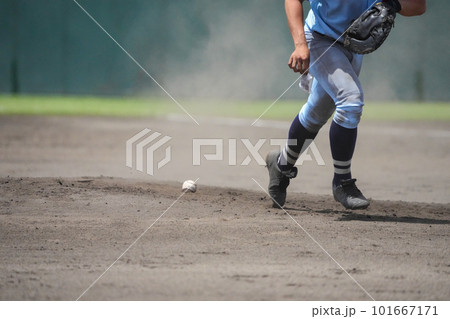 野球の試合中の攻守交代時にマウンドにボールを置いてからベンチへ戻る内野手選手 野球の試合中の攻守交代時にマウンドにボールを置いてからベンチへ戻る内野手選手 101667171