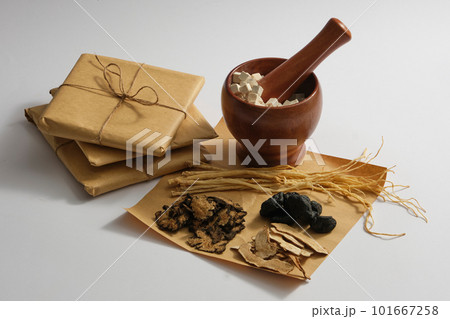 A mortar with Poria cocos and pestle inside, Dang shen, Bai Zhu, Szechuan Lovage Rhizome and Radix rehmanniae displayed around. Herbs may improve brain function and energy levels A mortar with Poria cocos and pestle inside, Dang shen, Bai Zhu, Szechuan Lovage Rhizome and Radix rehmanniae displayed around. Herbs may improve brain function and energy levels 101667258