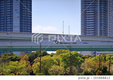東京の高層マンションと首都高速 東京の高層マンションと首都高速 101668812