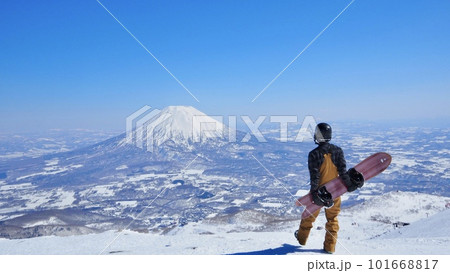 ニセコアンヌプリの山頂から眺める羊蹄山とスノーボーダー ニセコアンヌプリの山頂から眺める羊蹄山とスノーボーダー 101668817